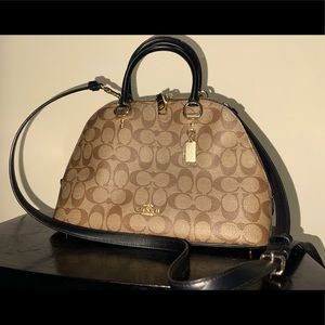 Love this bag super clean lightly used !